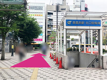 ３：北口駐輪場の左側を通り、直進。横断歩道まで歩きます。