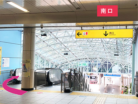 ２：「南口」エスカレーターを下ります。