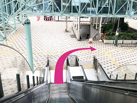 ３：エスカレーターを下りたら、右手に歩きます。