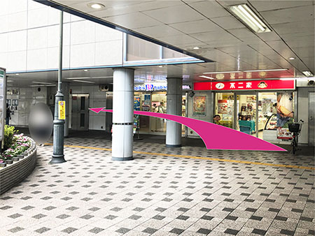 ４：駅の建物に沿って、右手に不二家や サーティワンアイスクリームをみながら横断歩道まで進みます。